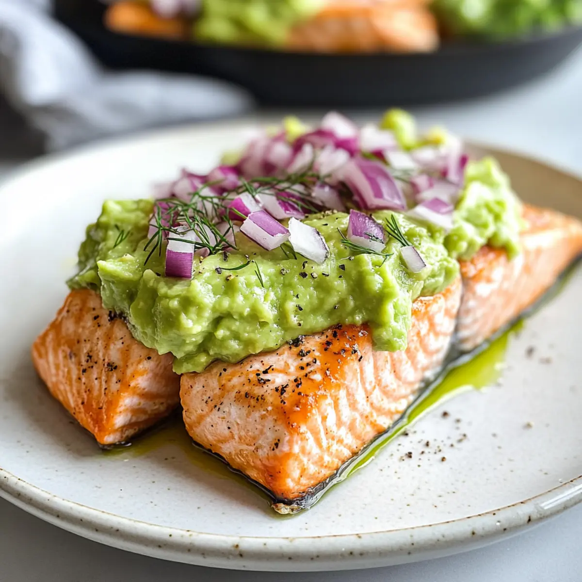 Gebratener Lachs mit Avocado-Püree