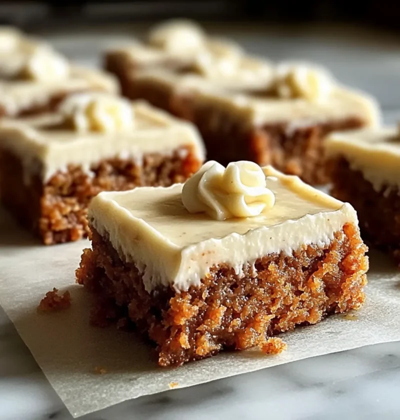 Karottenkuchen-Riegel mit Frischkäse-Frosting genießen 1 Karottenkuchen-Riegel mit Frischkäse-Frosting