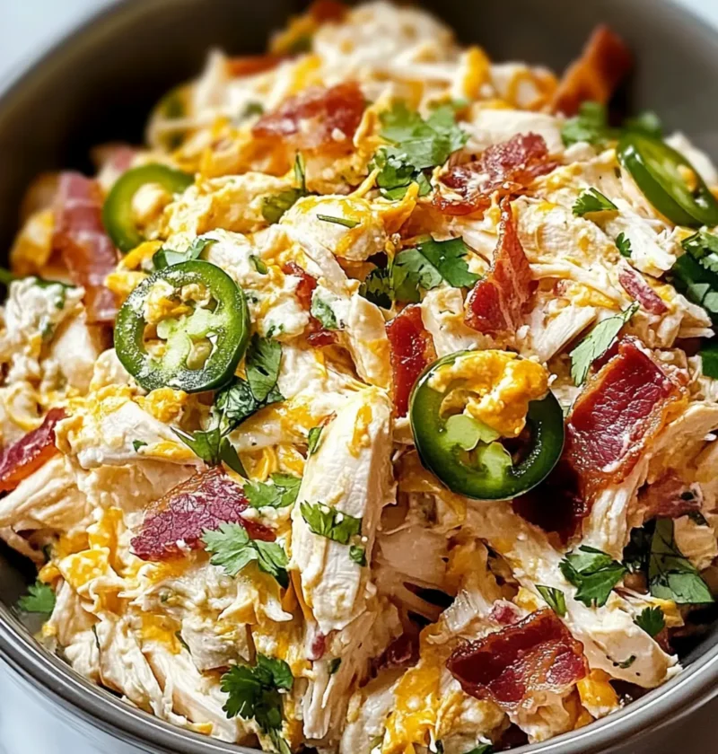 Jalapeño-Popper-Hähnchensalat Rezept für Genießer 1 Jalapeño-Popper-Hähnchensalat Rezept Zutaten: - 2 Tassen gekochtes Hähnchen, gewürfelt - 1 Tasse Frischkäse, weich - 1/2 Tasse geriebener Cheddar-Käse - 1/4 Tasse saure Sahne - 1/4 Tasse eingelegte Jalapeños, gehackt - 1/4 Tasse grüne Zwiebeln, gehackt - Salz und Pfeffer nach Geschmack - 1 Tasse zerbröselte Tortilla-Chips Anleitung: 1. In einer großen Schüssel das gekochte Hähnchen, Frischkäse, Cheddar-Käse, saure Sahne, Jalapeños und grüne Zwiebeln gut vermengen. 2. Mit Salz und Pfeffer würzen. 3. Die Mischung in eine Servierschüssel geben und mit den zerbröselten Tortilla-Chips garnieren. 4. Am besten kalt servieren.